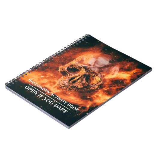 Halloween Activity Book. Flaming skull in space Notizblock (Linke Seite)