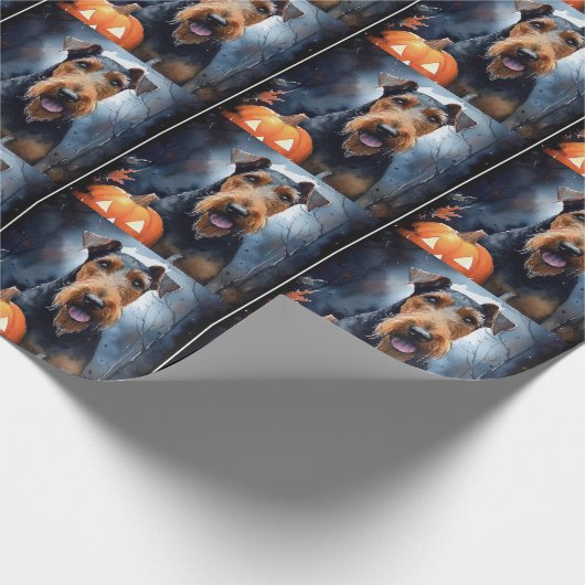 Halloween Airedale mit Pumpkins Beängstigend Geschenkpapier (Ecke)