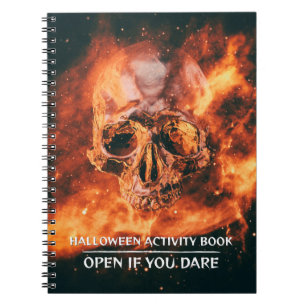 Halloween-Aktivitätenbuch. Flammender Schädel im W Notizblock