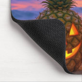 Halloween-Ananas-Kürbislaternen an einem Strand Mousepad (Ecke)