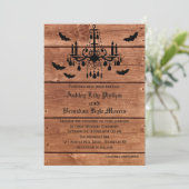 Halloween Barn Chandelier Weditation Einladung (Stehend Vorderseite)