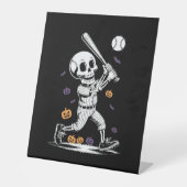 Halloween Baseball Skeleton Hitting Sockelschild (Vorderseite)