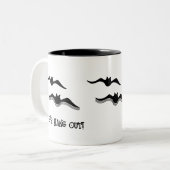 Halloween Bats, lass uns ausgehen! Zweifarbige Tasse (Vorderseite Links)