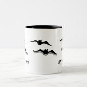 Halloween Bats, lass uns ausgehen! Zweifarbige Tasse (Mittel)