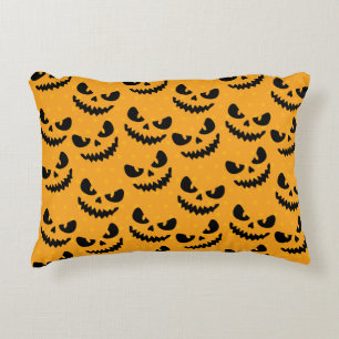 Halloween: beängstigende Gesichter, Vintager Stil. Dekokissen