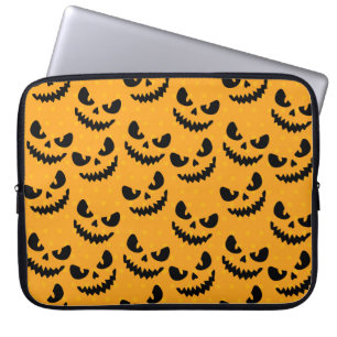 Halloween: beängstigende Gesichter, Vintager Stil. Laptopschutzhülle
