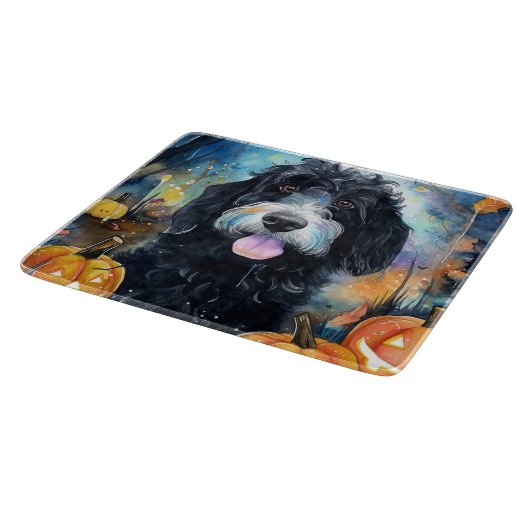 Halloween Bernedoodle mit Pumpkins Beängstigend Schneidebrett (Ecke)