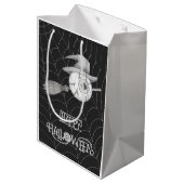 Halloween-Besen, beängstigender Augapfel, Spinnenn Mittlere Geschenktüte (Rückseite Schrägansicht)