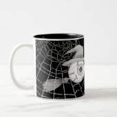 Halloween-Besen, beängstigender Augapfel, Spinnenn Zweifarbige Tasse (Links)