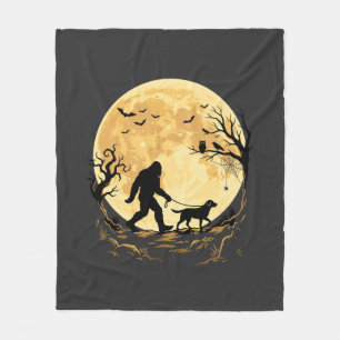 Halloween Bigfoot gehender Labrador unter Vollmond Fleecedecke