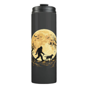 Halloween Bigfoot laufender Labrador unter Vollmon Thermosbecher