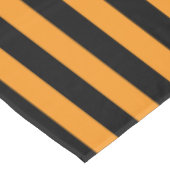 Halloween Black and Orange Wittling Stripes Gemust Tischdecke (Schrägansicht)