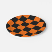 Halloween Black Orange Checkered Pappteller (Schrägansicht)