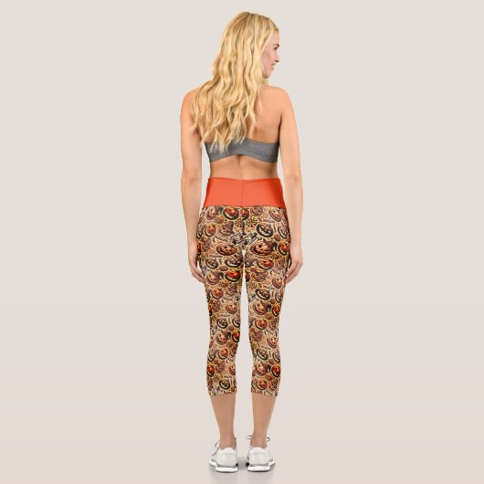 Halloween-braunes Design Capri Leggings (Rückseite)