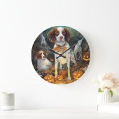 Halloween Brittany Spaniel mit Pumpkins Beängstige Große Wanduhr (Zuhause)
