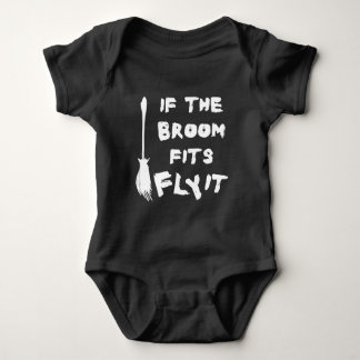 Halloween Broom Flying Quote mit weißem Text Baby Strampler