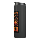 Halloween Candy Corn Königin Retro Vektor Design Thermosbecher (Nach rechts gedreht)