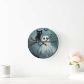 Halloween Cat and Ghost Flying on Broom Runde Wanduhr (Zuhause)