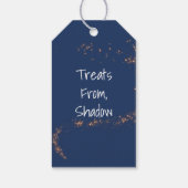 Halloween Cat on a Broom in einem Night Sky-Gesche Geschenkanhänger (Rückseite)