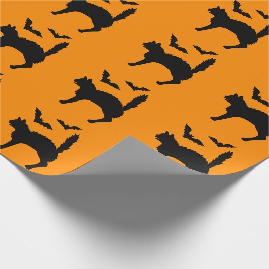 Halloween Cats and Bats Silhouette Orange Geschenkpapier (Ecke)