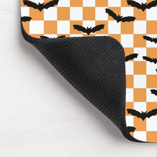 Halloween Checkerboard Spooky Fledermäuse Moderner Mousepad (Ecke)