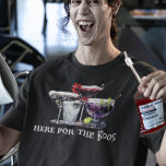 Halloween Cocktails Hier für Boos T-Shirt<br><div class="desc">Dieses Design kann in dem Bereich personalisiert werden, der durch das Ändern des Fotos und/oder Textes zur Verfügung gestellt wird. Sie können auch angepasst werden, indem Sie auf Vorlage personalisieren klicken und dann auf die Schaltfläche klicken, um weitere Optionen anzupassen, um die Hintergrundfarbe zu löschen oder zu ändern, Text hinzuzufügen,...</div>