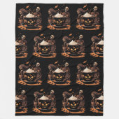 Halloween Coffee Art – Spooky Latte with Skeletons Fleecedecke (Vorderseite)