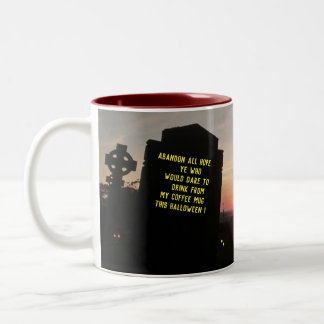 Halloween Coffee Mug Haunted Graveyard. Zweifarbige Tasse