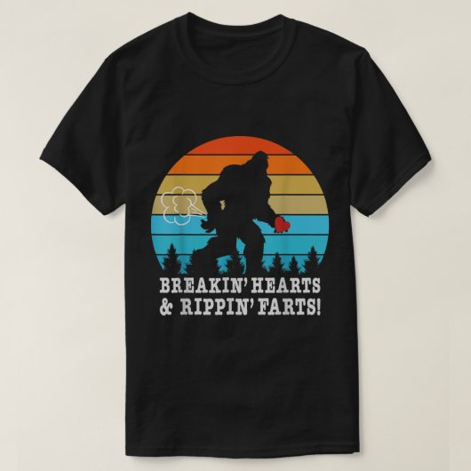 Halloween Costume Bigfoot Breaking Hearts and Ripp T-Shirt (Design vorne)
