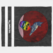 Halloween Crow on Skull in Regenbogenfarben Fleecedecke (Vorderseite (Horizontal))