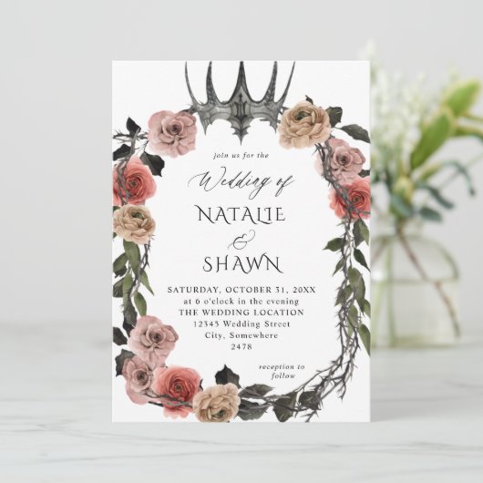 Halloween Crown Pink & Black Floral Wedding Einladung (Stehend Vorderseite)
