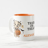 Halloween Dalmatiner Dog Trick oder Tree Zweifarbige Tasse (Vorderseite Links)