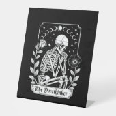 Halloween Dark Gothic Skeleton Overthinker Sockelschild (Vorderseite)