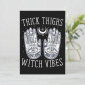 Halloween dicker Oberschenkel Hexe Vibes Einladung (Stehend Vorderseite)