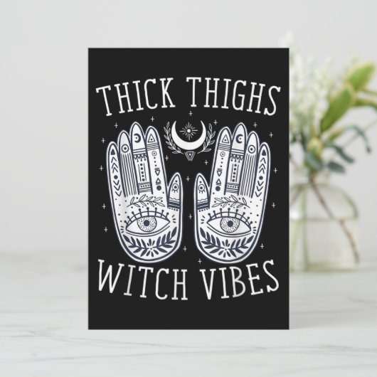 Halloween dicker Oberschenkel Hexe Vibes Einladung (Stehend Vorderseite)