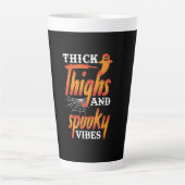 Halloween dicker Oberschenkel und Spooky Vibes Milchtasse (Vorderseite)