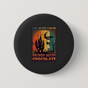Halloween Diese Hexe kann mit Schokolade bestochen Button