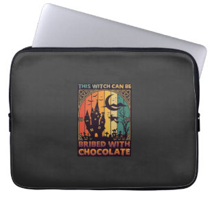 Halloween Diese Hexe kann mit Schokolade bestochen Laptopschutzhülle