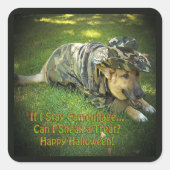 Halloween Dog in Tarnung Quadratischer Aufkleber (Vorderseite)