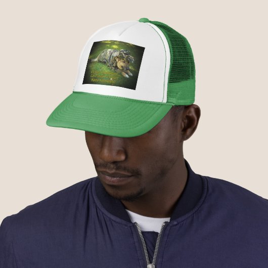 Halloween Dog in Tarnung Truckerkappe (Beispiel)