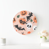 Halloween Doodles, Kürbisse, Fledermausmuster. Große Wanduhr (Zuhause)