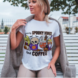 HALLOWEEN, DURCH SPOOKY-VIBES UND KAFFEE-☕ BEKÜRZT T-Shirt