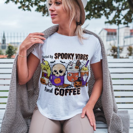 HALLOWEEN, DURCH SPOOKY-VIBES UND KAFFEE-☕ BEKÜRZT T-Shirt