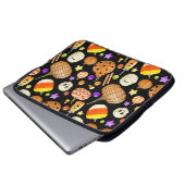 Halloween-Elemente: Kürbis, Schädel, Muschelmuster Laptopschutzhülle (Vorne Knopf)