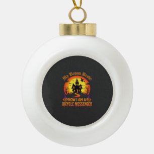Halloween-Fahrradbote Hexenbesen Gebrochen Desi Keramik Kugel-Ornament