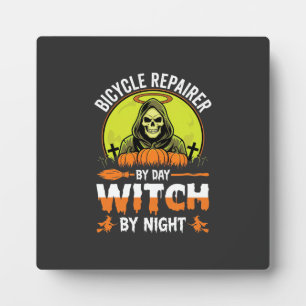 Halloween-Fahrradmechaniker bei Tag, Hexe bei Nach Fotoplatte