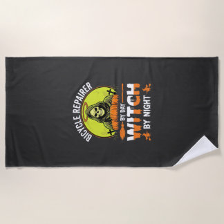 Halloween-Fahrradmechaniker bei Tag, Hexe bei Nach Strandtuch
