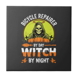 Halloween Fahrradreparateur bei Tag Hexe bei Nacht Fliese