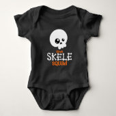 Halloween Family Matching Skele Squad Orange Baby Strampler (Vorderseite)