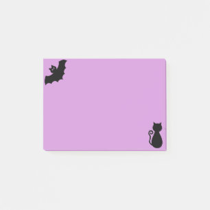 Halloween-Fledermaus und schwarze Katze auf violet Post-it Klebezettel